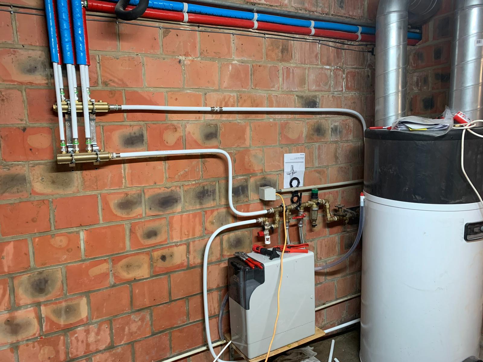 Raccordements plomberie chauffage par Yce Confort Charleroi