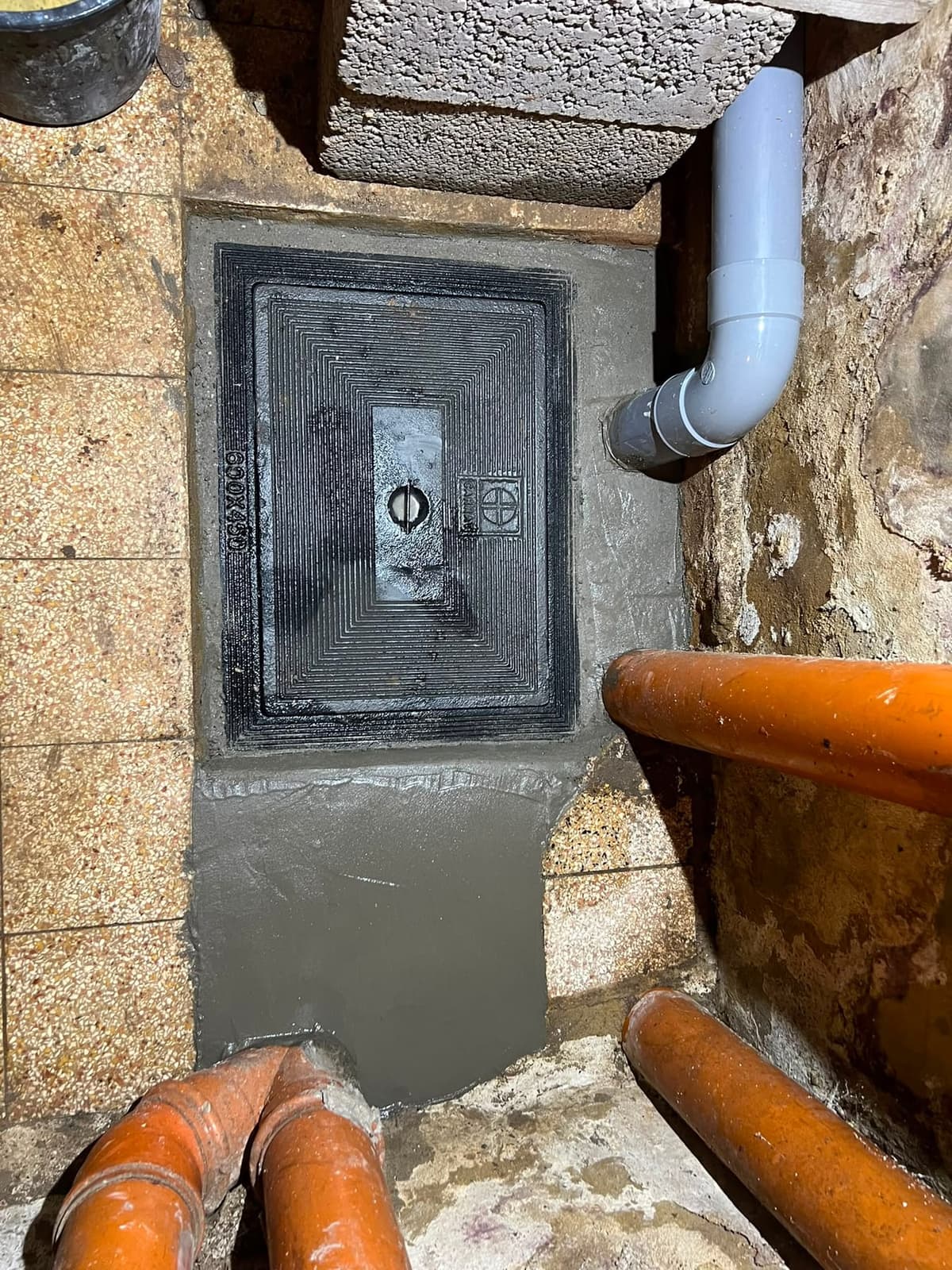 Regard d'accès 600×450 posé au sol avec raccordements PVC — chambre de visite, Yce Confort