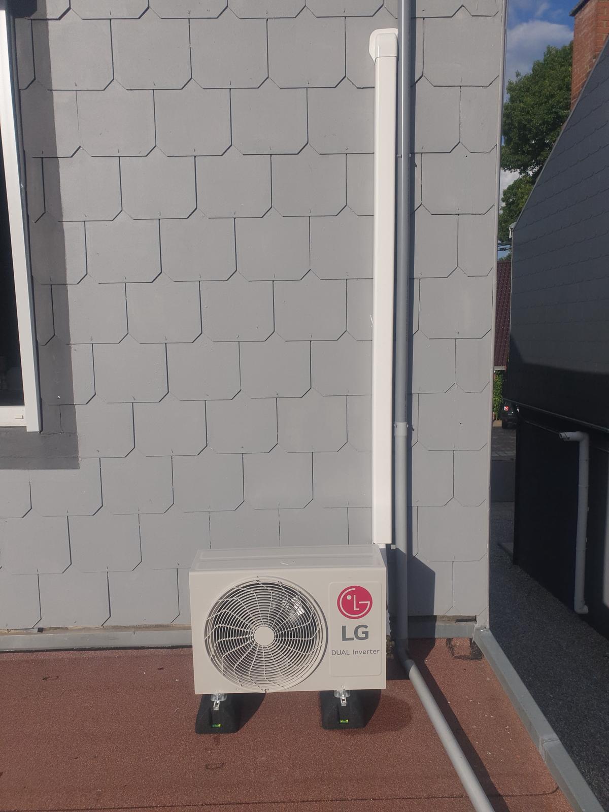 Unité extérieure LG Dual Inverter sur supports avec pose soignée