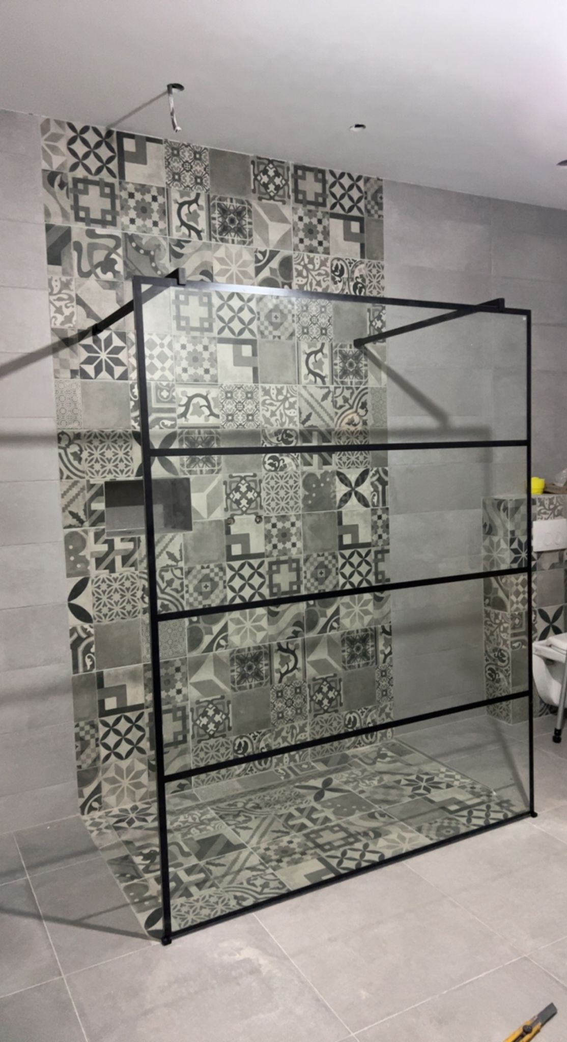 Paroi de douche et revêtement décoratif posés dans une salle de bain