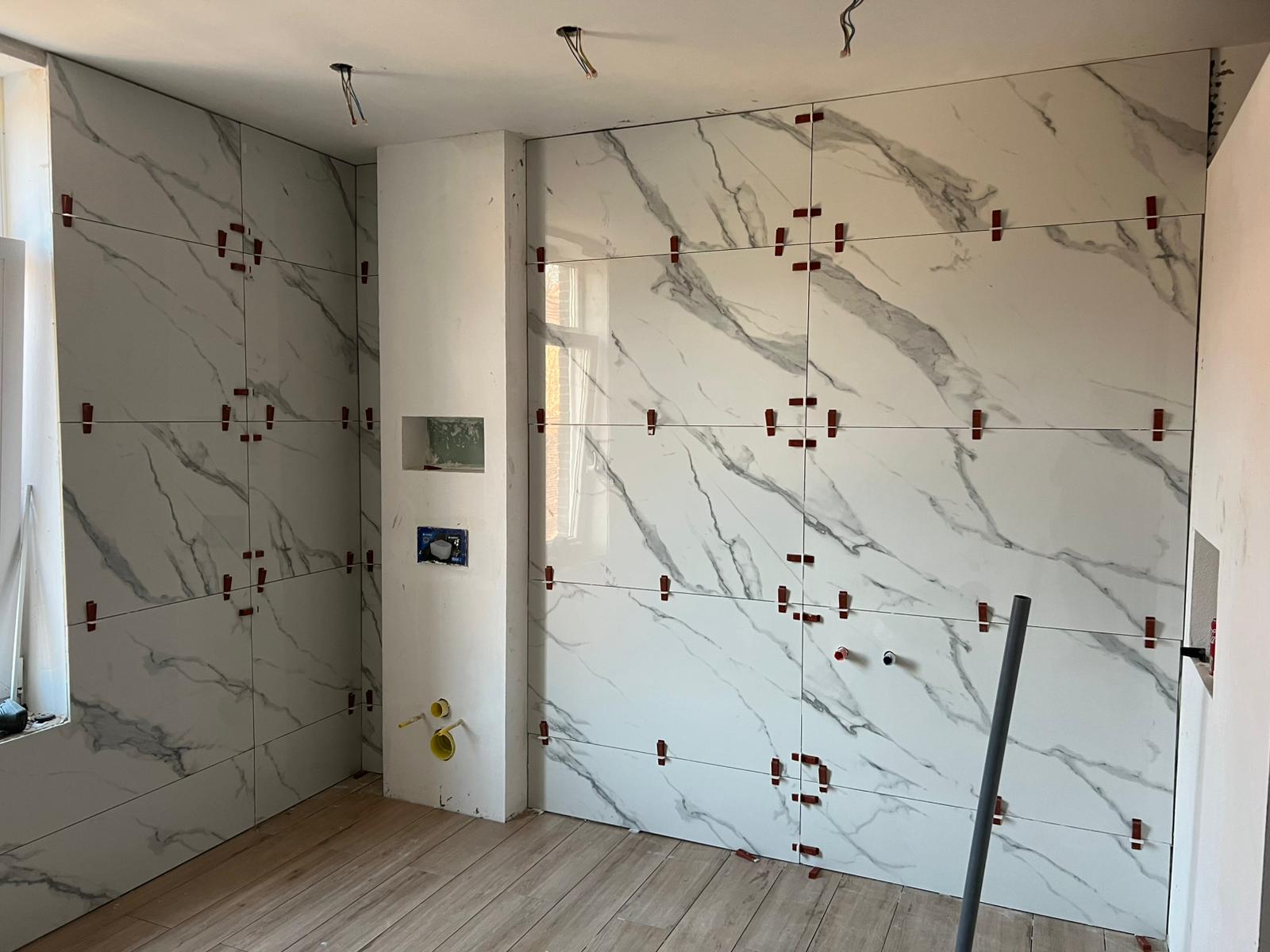 Rénovation salle de bain carrelage grand format effet marbre par Yce Confort Charleroi