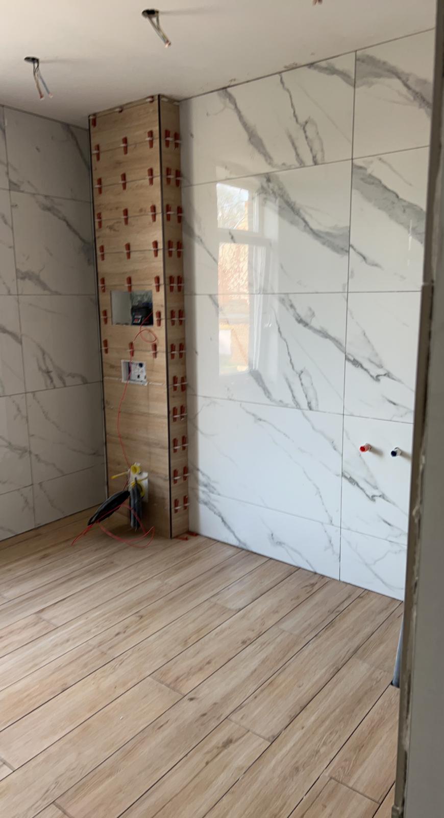 Pose de carrelage grand format dans une salle de bain