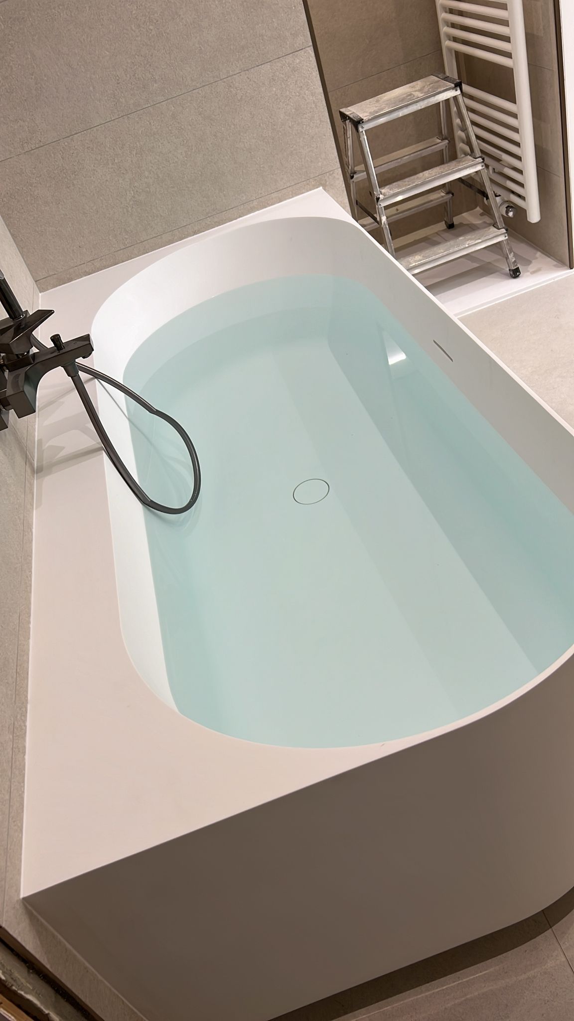 Baignoire îlot blanche avec robinetterie noire