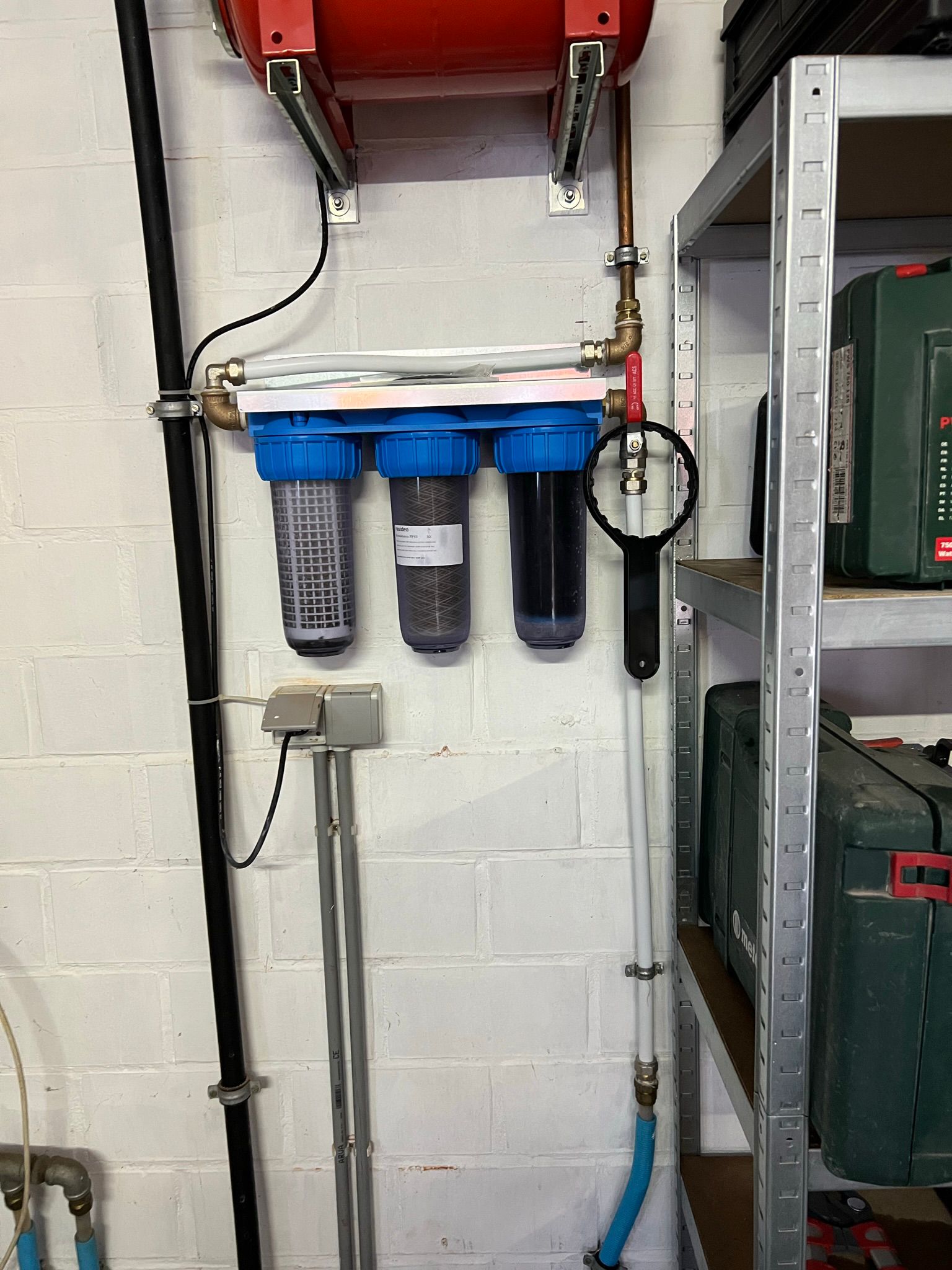 Système de filtration et traitement de l'eau installé sur mur